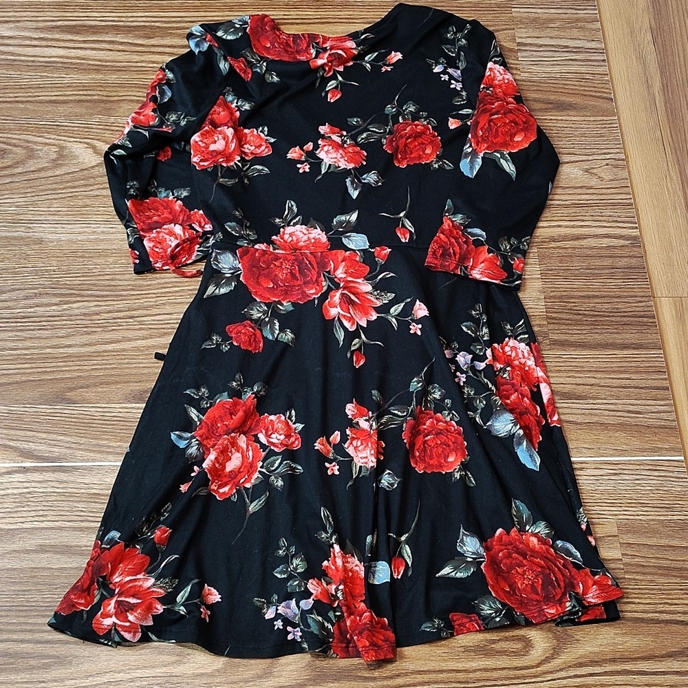 A. Byer Ladies V-Neck Floral Dress, X-Large, Black and Roses Floral Dress - Picture 7 of 7